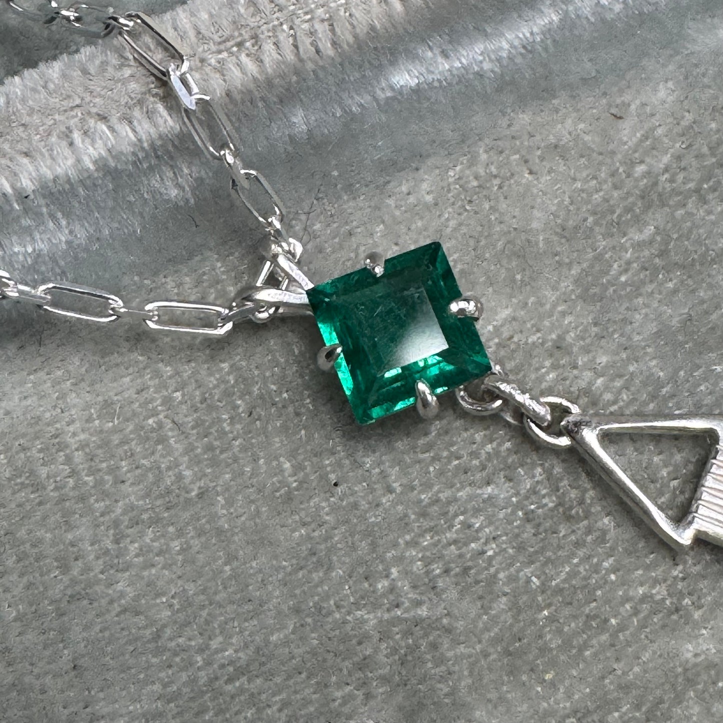 Art Deco Emerald lariat necklace handmade in Sterling Silver