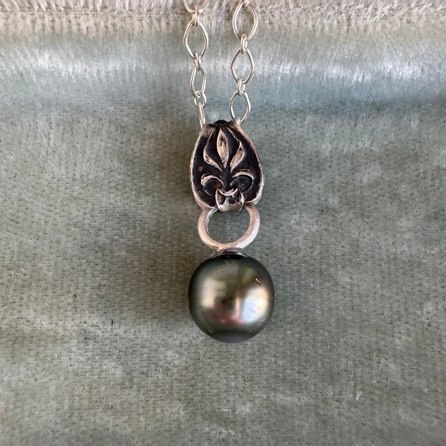 Vintage botanical Tahitian black pearl drop pendant necklace in Sterling Silver