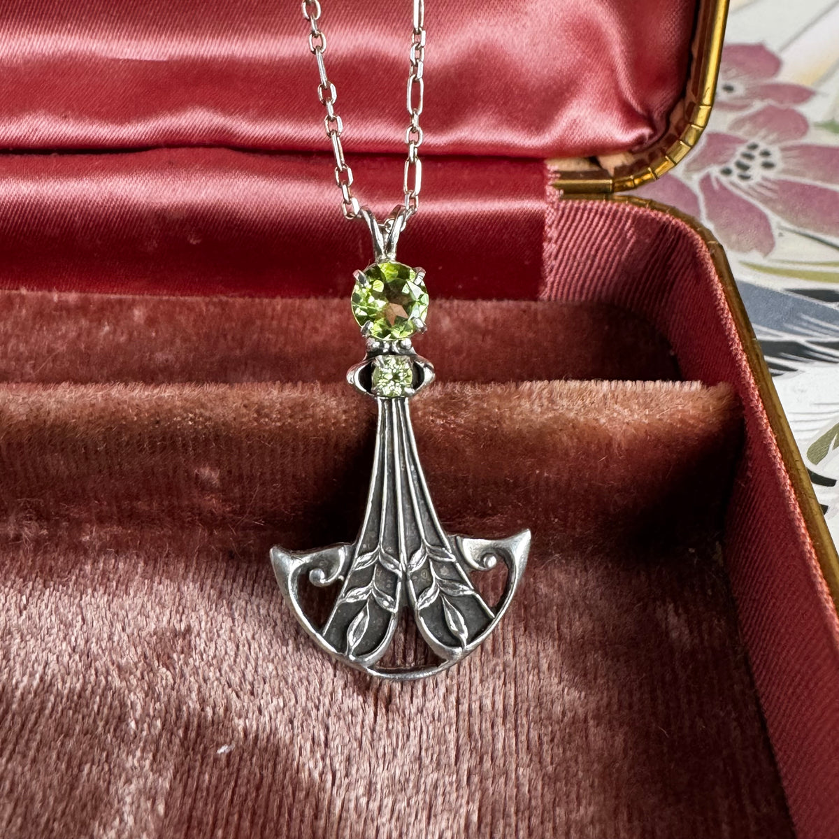 Art Nouveau Green Peridot artisan necklace in Sterling Silver